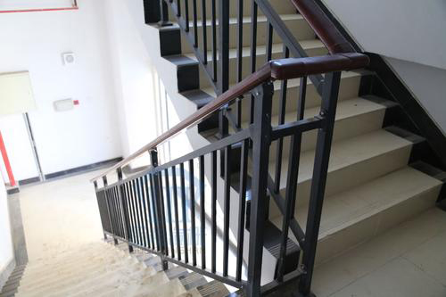 安装沈阳锌钢楼梯扶手必须要注意的问题都有哪些